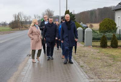 Uczestnicy konferencji prasowej w Miodnicy podsumowującej projekt dor. rozbudowy drogi wojewódzkiej nr 295 