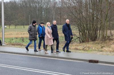 Uczestnicy konferencji prasowej w Miodnicy podsumowującej projekt dor. rozbudowy drogi wojewódzkiej nr 295 