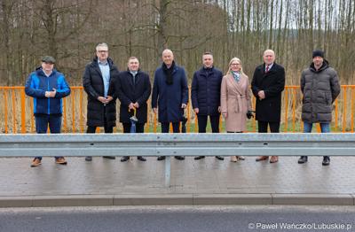 Uczestnicy konferencji prasowej w Miodnicy podsumowującej projekt dot. rozbudowy drogi wojewódzkiej nr 295 