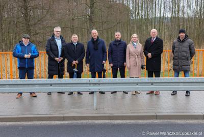 Uczestnicy konferencji prasowej w Miodnicy podsumowującej projekt dor. rozbudowy drogi wojewódzkiej nr 295 
