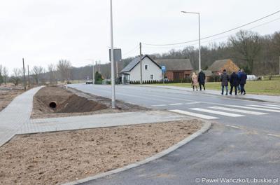 Uczestnicy konferencji prasowej w Miodnicy podsumowującej projekt dor. rozbudowy drogi wojewódzkiej nr 295 