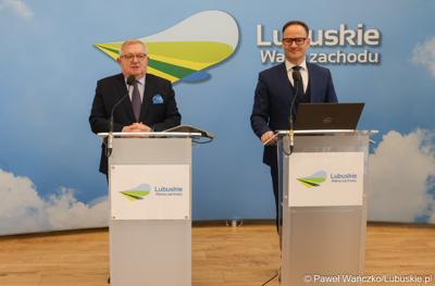 Członek Zarządu Województwa Lubuskiego Tadeusz Jędrzejczak (z lewej) i dyrektor Biura Współpracy Zagranicznej i Europejskiej Współpracy Terytorialnej UMWL Radosław Brodzik podczas konferencji dot. tzw. małych grantów w obszarze integracji europejskiej.