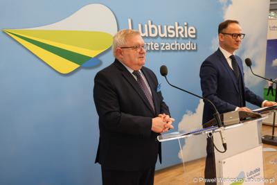 Członek Zarządu Województwa Lubuskiego Tadeusz Jędrzejczak (z lewej) i dyrektor Biura Współpracy Zagranicznej i Europejskiej Współpracy Terytorialnej UMWL Radosław Brodzik podczas konferencji dot. tzw. małych grantów w obszarze integracji europejskiej.