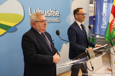 Członek Zarządu Województwa Lubuskiego Tadeusz Jędrzejczak (z lewej) i dyrektor Biura Współpracy Zagranicznej i Europejskiej Współpracy Terytorialnej UMWL Radosław Brodzik podczas konferencji dot. tzw. małych grantów w obszarze integracji europejskiej.