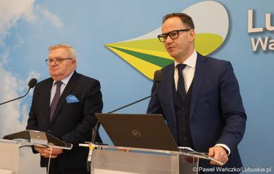Członek Zarządu Województwa Lubuskiego Tadeusz Jędrzejczak (z lewej) i dyrektor Biura Współpracy Zagranicznej i Europejskiej Współpracy Terytorialnej UMWL Radosław Brodzik podczas konferencji dot. tzw. małych grantów w obszarze integracji europejskiej.