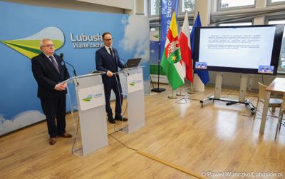 Członek Zarządu Województwa Lubuskiego Tadeusz Jędrzejczak (z lewej) i dyrektor Biura Współpracy Zagranicznej i Europejskiej Współpracy Terytorialnej UMWL Radosław Brodzik podczas konferencji dot. tzw. małych grantów w obszarze integracji europejskiej.