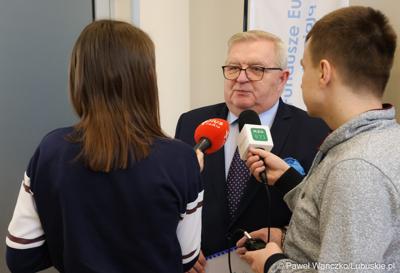 Członek Zarządu Województwa Lubuskiego Tadeusz Jędrzejczak udziela wywiadu po konferencji dot. tzw. małych grantów w obszarze integracji europejskiej.