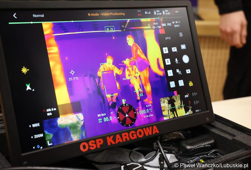 Uczestnicy konferencji prasowej dot. konkursu na rzecz doposażenia jednostek Ochotniczych Straży Pożarnych w Lubuskiem