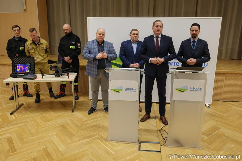 Wicemarszałek Województwa Lubuskiego Łukasz Porycki (drugi z prawej) przemawia podczas konferencji prasowej dot. konkursu na rzecz doposażenia jednostek Ochotniczych Straży Pożarnych w Lubuskiem