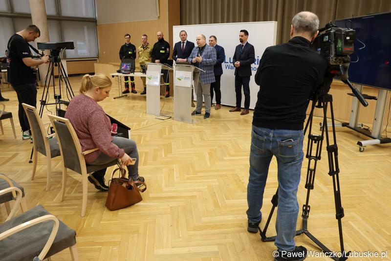 Uczestnicy konferencji prasowej dot. konkursu na rzecz doposażenia jednostek Ochotniczych Straży Pożarnych w Lubuskiem