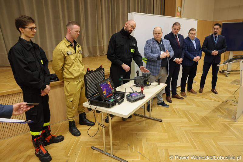 Uczestnicy konferencji prasowej dot. konkursu na rzecz doposażenia jednostek Ochotniczych Straży Pożarnych w Lubuskiem
