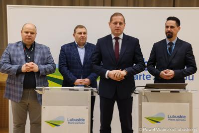 Wicemarszałek Województwa Lubuskiego Łukasz Porycki (drugi z prawej) przemawia podczas konferencji prasowej dot. konkursu na rzecz doposażenia jednostek Ochotniczych Straży Pożarnych w Lubuskiem