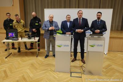 Wicemarszałek Województwa Lubuskiego Łukasz Porycki (drugi z prawej) przemawia podczas konferencji prasowej dot. konkursu na rzecz doposażenia jednostek Ochotniczych Straży Pożarnych w Lubuskiem
