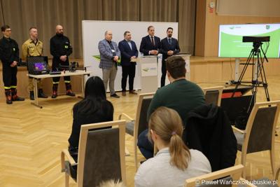 Wicemarszałek Województwa Lubuskiego Łukasz Porycki (drugi z prawej) przemawia podczas konferencji prasowej dot. konkursu na rzecz doposażenia jednostek Ochotniczych Straży Pożarnych w Lubuskiem