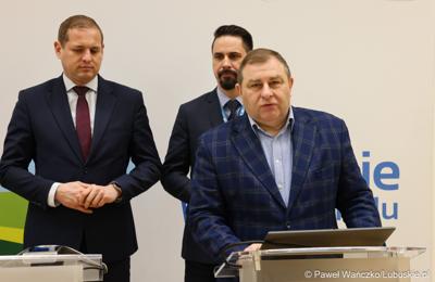 Członek Zarządu Województwa Lubuskiego Grzegorz Potęga przemawia podczas konferencji prasowej dot. konkursu na rzecz doposażenia jednostek Ochotniczych Straży Pożarnych w Lubuskiem