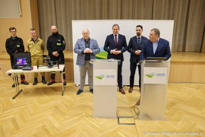 Członek Zarządu Województwa Lubuskiego Grzegorz Potęga (z prawej) przemawia podczas konferencji prasowej dot. konkursu na rzecz doposażenia jednostek Ochotniczych Straży Pożarnych w Lubuskiem