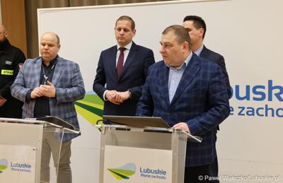 Członek Zarządu Województwa Lubuskiego Grzegorz Potęga przemawia podczas konferencji prasowej dot. konkursu na rzecz doposażenia jednostek Ochotniczych Straży Pożarnych w Lubuskiem