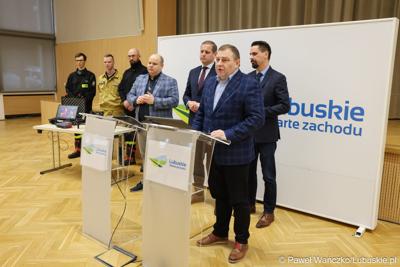 Członek Zarządu Województwa Lubuskiego Grzegorz Potęga przemawia podczas konferencji prasowej dot. konkursu na rzecz doposażenia jednostek Ochotniczych Straży Pożarnych w Lubuskiem