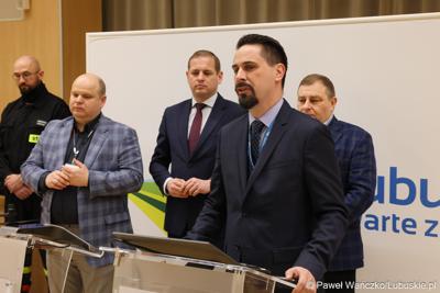 Dyrektor Departamentu Infrastruktury Transportowej UMWL dr Sławomir Kotylak przemawia podczas konferencji prasowej dot. konkursu na rzecz doposażenia jednostek Ochotniczych Straży Pożarnych w Lubuskiem