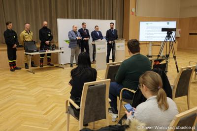 Uczestnicy konferencji prasowej dot. konkursu na rzecz doposażenia jednostek Ochotniczych Straży Pożarnych w Lubuskiem