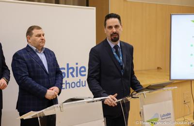 Dyrektor Departamentu Infrastruktury Transportowej UMWL dr Sławomir Kotylak przemawia podczas konferencji prasowej dot. konkursu na rzecz doposażenia jednostek Ochotniczych Straży Pożarnych w Lubuskiem