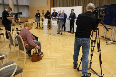 Uczestnicy konferencji prasowej dot. konkursu na rzecz doposażenia jednostek Ochotniczych Straży Pożarnych w Lubuskiem