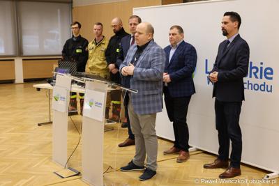 Zastępca dyrektora Departamentu Infrastruktury Transportowej UMWL Arkadiusz Mieczyński przemawia podczas konferencji prasowej dot. konkursu na rzecz doposażenia jednostek Ochotniczych Straży Pożarnych w Lubuskiem