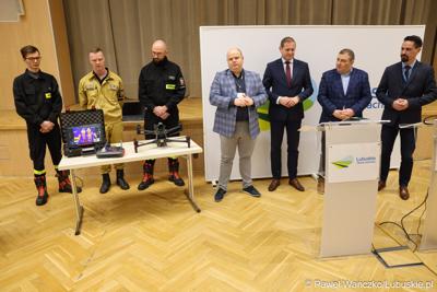 Uczestnicy konferencji prasowej dot. konkursu na rzecz doposażenia jednostek Ochotniczych Straży Pożarnych w Lubuskiem