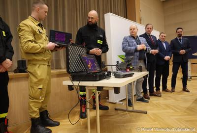 Uczestnicy konferencji prasowej dot. konkursu na rzecz doposażenia jednostek Ochotniczych Straży Pożarnych w Lubuskiem