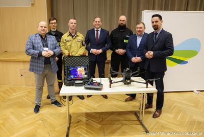 Uczestnicy konferencji prasowej dot. konkursu na rzecz doposażenia jednostek Ochotniczych Straży Pożarnych w Lubuskiem