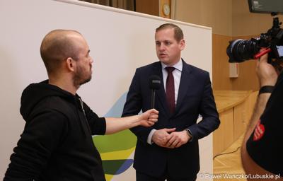 Wicemarszałek Województwa Lubuskiego Łukasz Porycki udziela wywiadu po konferencji prasowej dot. konkursu na rzecz doposażenia jednostek Ochotniczych Straży Pożarnych w Lubuskiem