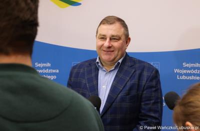 Członek Zarządu Województwa Lubuskiego Grzegorz Potęga udziela wywiadu po konferencji prasowej dot. konkursu na rzecz doposażenia jednostek Ochotniczych Straży Pożarnych w Lubuskiem