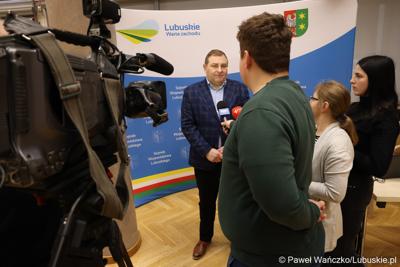 Członek Zarządu Województwa Lubuskiego Grzegorz Potęga udziela wywiadu po konferencji prasowej dot. konkursu na rzecz doposażenia jednostek Ochotniczych Straży Pożarnych w Lubuskiem