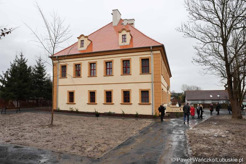 Barokowy pałac w Ochli przed jego oficjalnym otwarciem