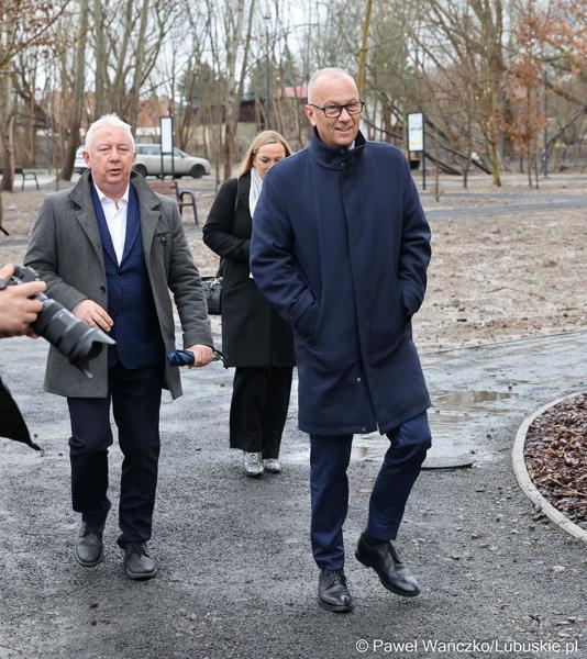 Marszałek Marcin Jabłoński wizytuje rewitalizowany barokowy pałac w Ochli przed jego oficjalnym otwarciem