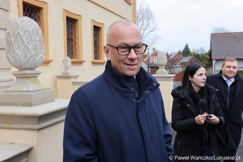 Marszałek Marcin Jabłoński wraz za zarządem woj. lubuskiego wizytuje rewitalizowany barokowy pałac w Ochli przed jego oficjalnym otwarciem