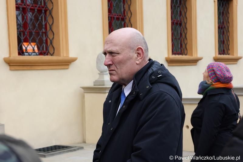 Przewodniczący Sejmiku Województwa Lubuskiego Wacław Maciuszonek przed barokowym pałacem w Ochli
