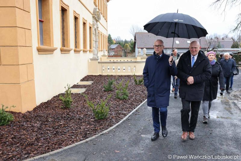 Marszałek Marcin Jabłoński wraz za zarządem woj. lubuskiego wizytuje rewitalizowany barokowy pałac w Ochli przed jego oficjalnym otwarciem