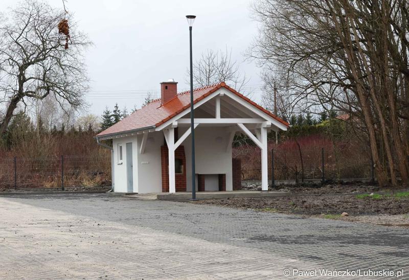Altana obok barokowego pałacu w Ochli