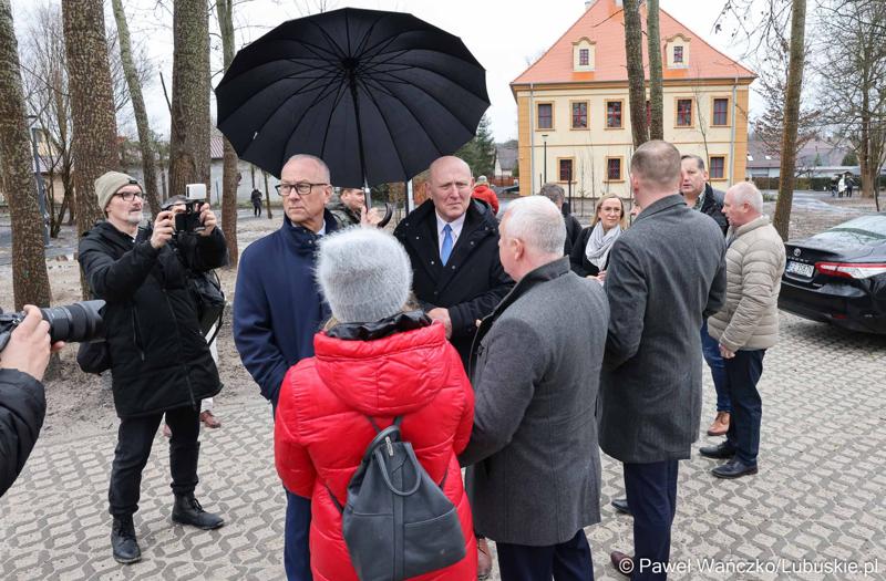 Wizytacja rewitalizowanego barokowego pałacu w Ochli przed jego oficjalnym otwarciem