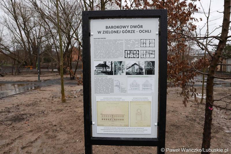 Tablica informacyjna  przy barokowym pałacu w Ochli