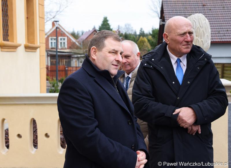 Członek Zarządu Województwa Lubuskiego Grzegorz Potęga i Przewodniczący Sejmiku Województwa Lubuskiego Wacław Maciuszonek przed barokowym pałacem w Ochli