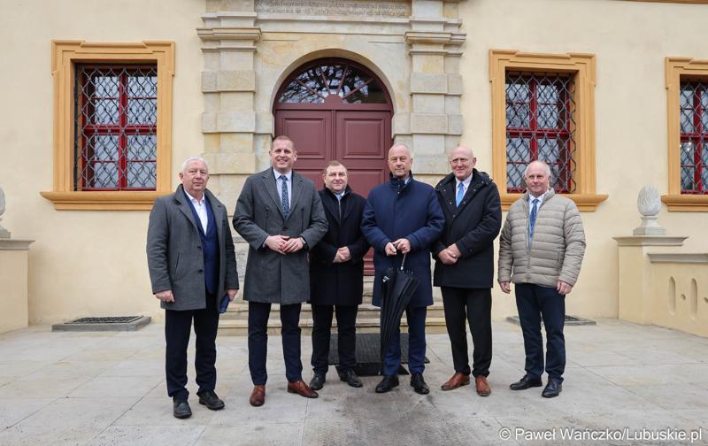 Marszałek Marcin Jabłoński wraz za zarządem woj. lubuskiego i przewodniczącym Sejmiku  wizytuje rewitalizowany barokowy pałac w Ochli przed jego oficjalnym otwarciem