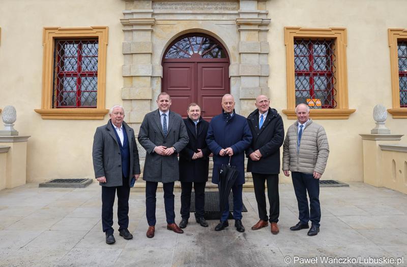 Marszałek Marcin Jabłoński wraz za zarządem woj. lubuskiego i przewodniczącym Sejmiku  wizytuje rewitalizowany barokowy pałac w Ochli przed jego oficjalnym otwarciem