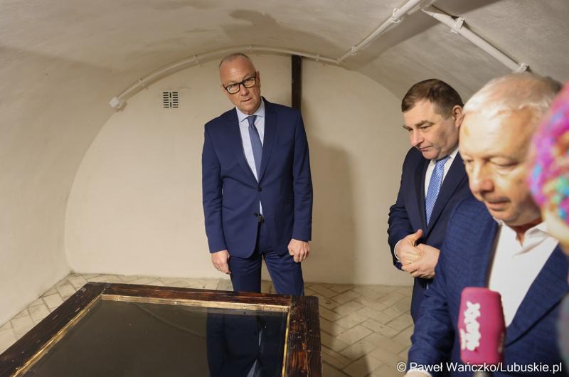 Marszałek Marcin Jabłoński wraz za zarządem woj. lubuskiego wizytuje rewitalizowany barokowy pałac w Ochli przed jego oficjalnym otwarciem