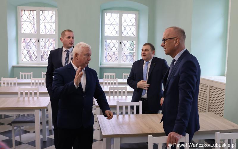 Marszałek Marcin Jabłoński wraz za zarządem woj. lubuskiego wizytuje rewitalizowany barokowy pałac w Ochli przed jego oficjalnym otwarciem