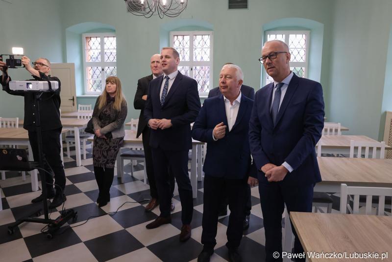 Marszałek Marcin Jabłoński wraz za zarządem woj. lubuskiego wizytuje rewitalizowany barokowy pałac w Ochli przed jego oficjalnym otwarciem