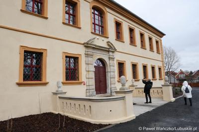 Barokowy pałac w Ochli przed jego oficjalnym otwarciem
