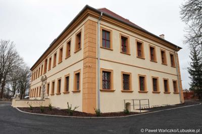 Barokowy pałac w Ochli przed jego oficjalnym otwarciem
