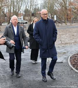 Marszałek Marcin Jabłoński wizytuje rewitalizowany barokowy pałac w Ochli przed jego oficjalnym otwarciem
